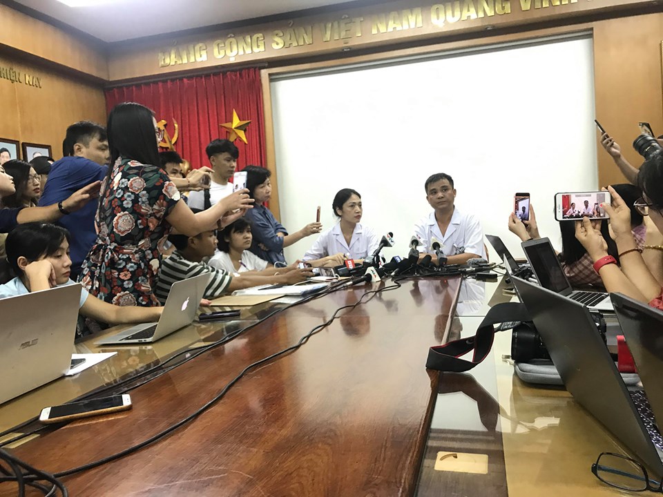    ThS. BS Nguyễn Trung Nguyên chia sẻ với báo giới vụ ngộ độc thủy ngân sau vụ cháy nhà kho của Rạng Đông. Ảnh: vtc.vn  