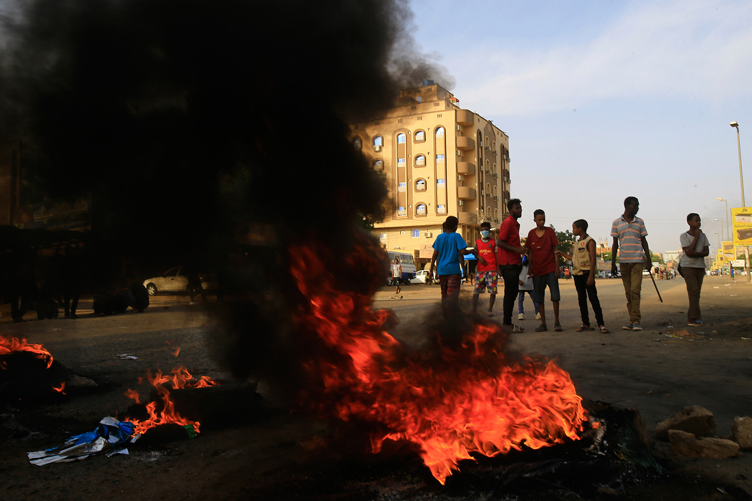 Người biểu tình đốt lốp xe ở giữa một con phố chính ở Khartoum, Sudan, vào ngày 27/7 khi họ phản đối kết quả của cuộc thăm dò vào cuộc đột kích tháng Sáu tại một trại biểu tình.