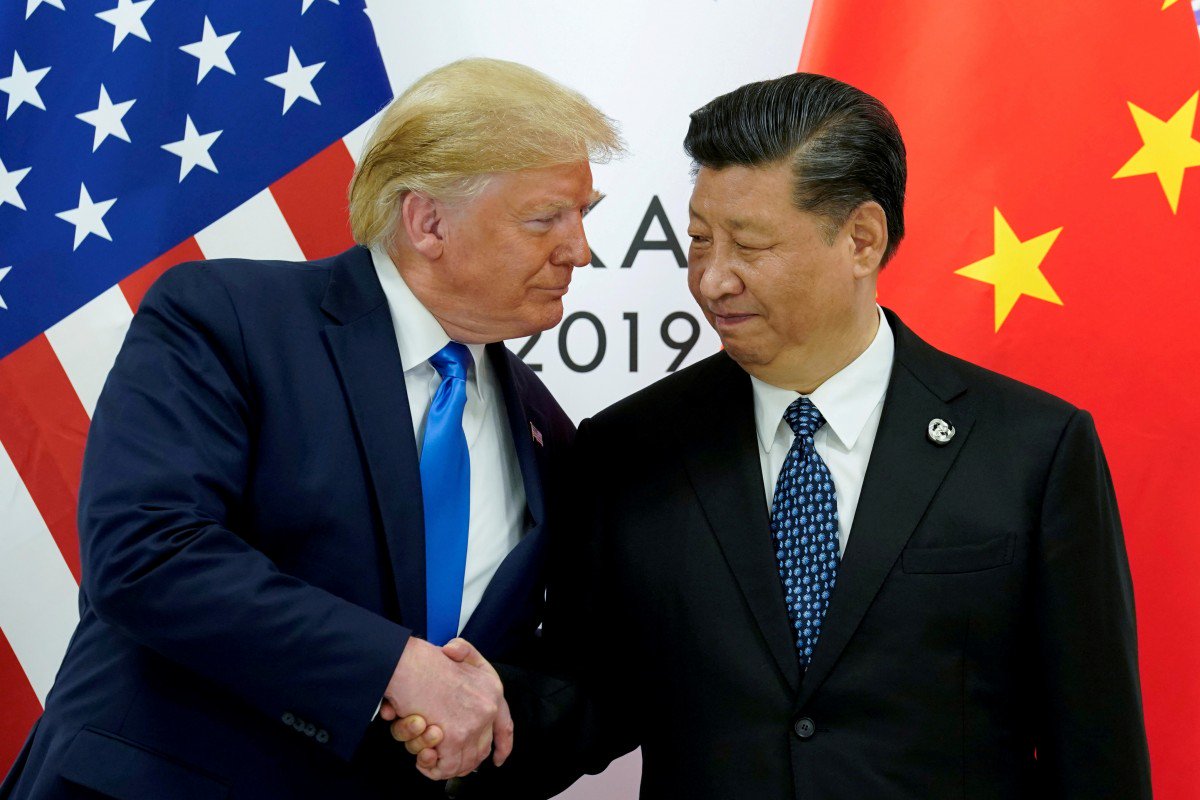 Tổng thống Mỹ Donald Trump (trái) gặp Chủ tịch Trung Quốc Tập Cận Bình bên lề hội nghị thượng đỉnh G20 ở Osaka, Nhật Bản, hồi cuối tháng trước. Ảnh: Reuters.