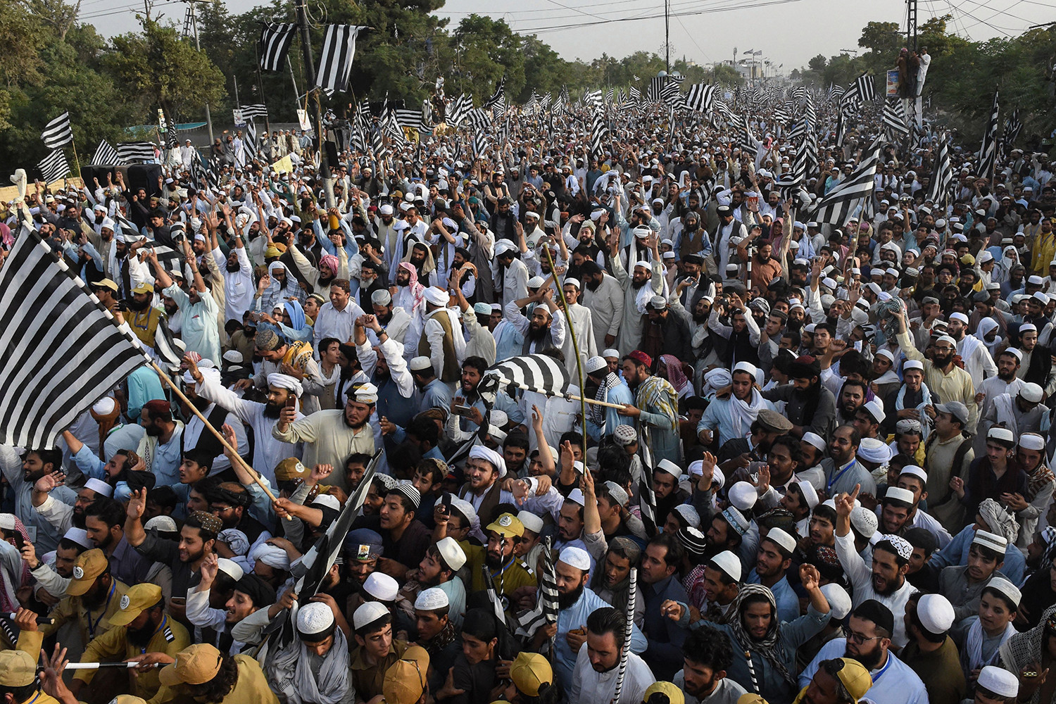 Những người ủng hộ đảng cờ chính trị Jamiat Ulema-e-Hồi giáo trong một cuộc biểu tình chống chính phủ ở Quetta, Pakistan, vào ngày 28/7. Thủ tướng phải đối mặt với sự giận dữ ngày càng tăng của các đảng đối lập, trong đó cáo buộc chính phủ của ông chịu trách nhiệm về nền kinh tế đang mọc lên, chạy lạm phát, và thất nghiệp trong nước.