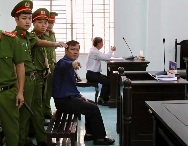 Sau khi nghe tòa tuyên 18 tháng tù giam, bị cáo Nguyễn Hữu Linh đã không giữ được bình tĩnh.