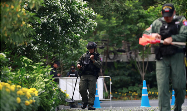 Các sĩ quan của Cơ quan Xử lý chất nổ (EOD) tiến hành rà soát sau một vụ nổ nhỏ tại một địa điểm ở Bangkok Ảnh: Reuters.
