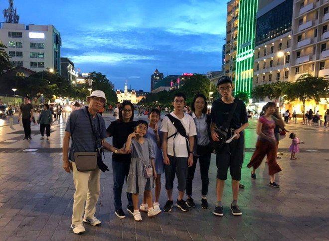 Cụ Oki cùng con cháu chụp ảnh lưu niệm tại Phố đi bộ Nguyễn Huệ.