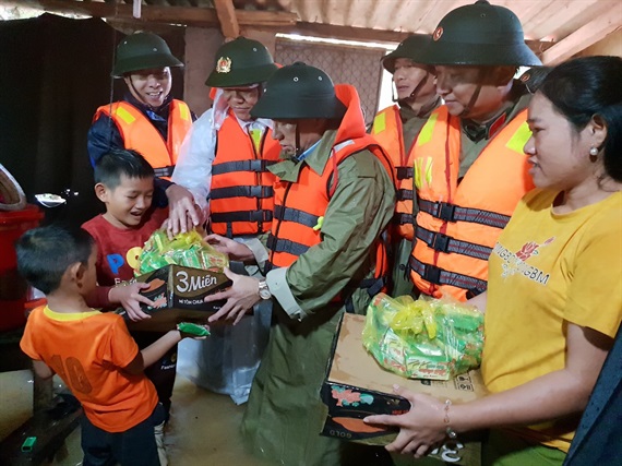 Ông Lê Đình Sơn, Bí thư Tỉnh ủy Hà Tĩnh cùng đoàn công tác đến trao tận tay quà cứu trợ cho người dân tại khu vực ngập lụt.