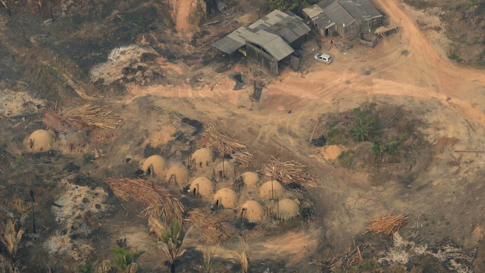   Lò làm than và ván gỗ được nhìn thấy từ trên không, tại thành phố Jaci Parana, bang Rondonia vào thứ Bảy. Các bộ trưởng quốc phòng và môi trường đã vạch ra các kế hoạch để chống lại những vụ nổ gây ra sự phản đối quốc tế cũng như các cuộc biểu tình ở Brazil chống lại cuộc xử lý khủng hoảng môi trường của Tổng thống Jair Bolsonaro. Ảnh AP  
