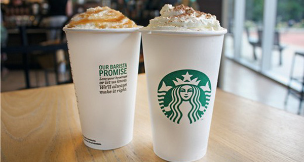 Starbucks là công ty rất tích cực trong việc khuyến khích khách hàng hạn chế sử dụng những đồ vật sử dụng một lần. Chẳng hạn bạn sẽ được giảm giá khi mang ly, bình đựng nước (ở Việt Nam giảm 10.000 đồng/đồ uống), hoặc những món nước uống nóng họ sẽ sử dụng ly giấy.