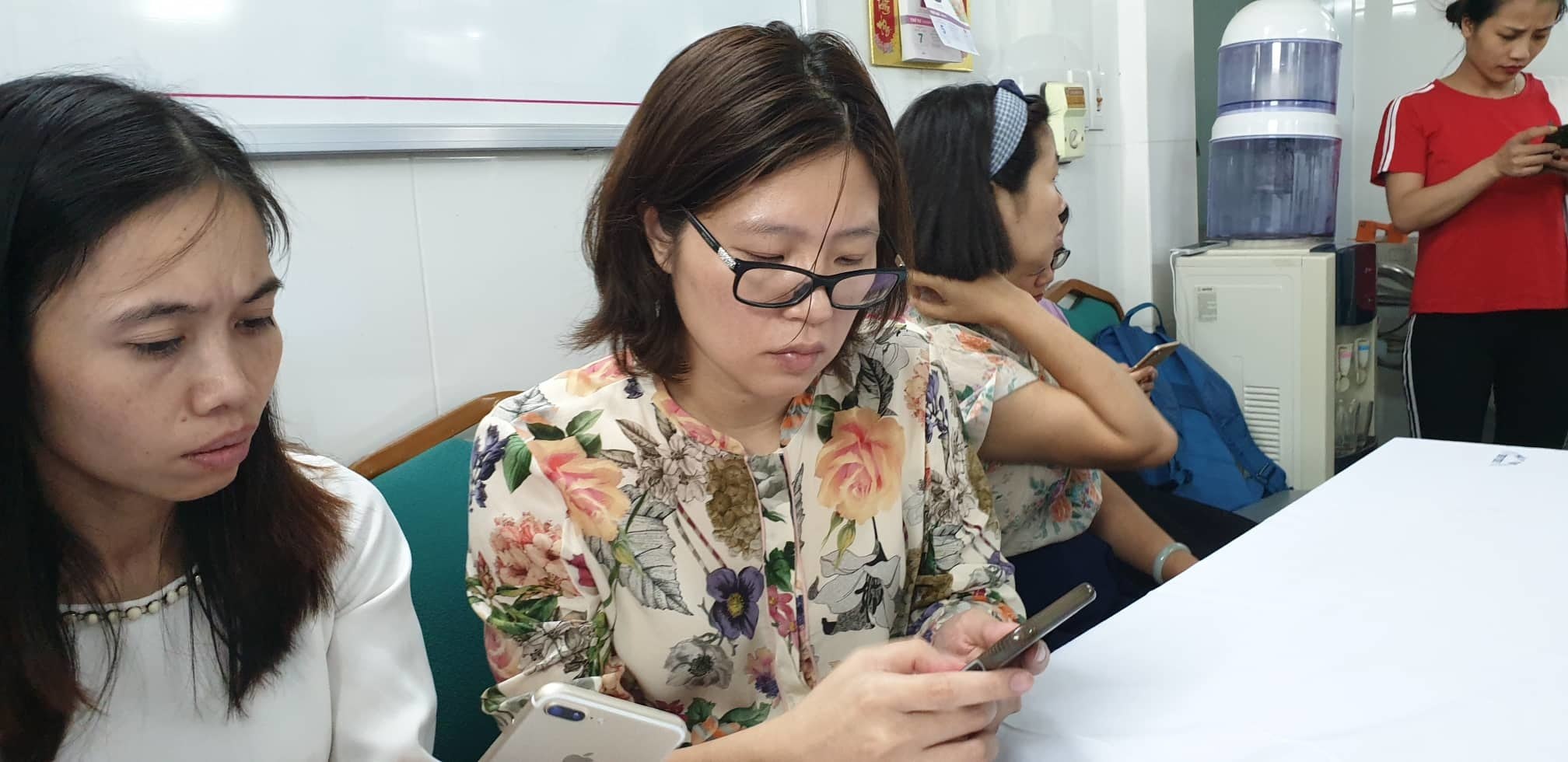 Bà Trần Thị Hồng Hạnh- Chủ tịch Hội đồng Trường quốc tế Gateway (quận Cầu Giấy, Hà Nội) trao đổi với gia đình cháu bé.