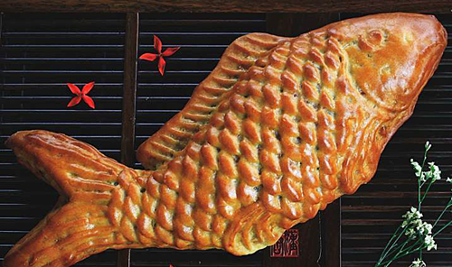Bánh cá chép nặng 900 gram giá 700.000 đồng.
