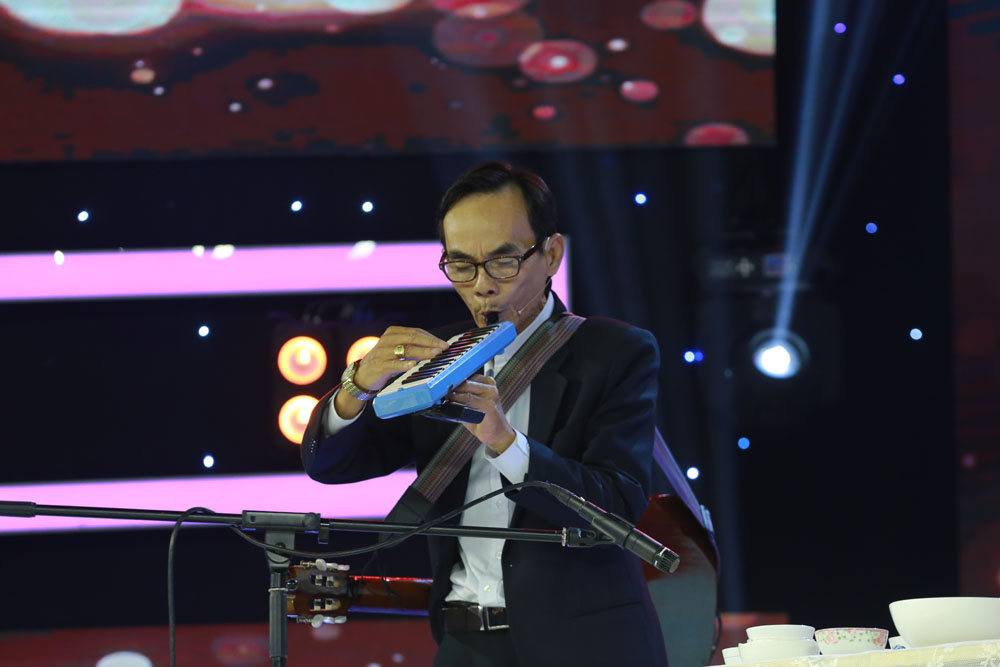 Chú Trương Văn Thanh, độc tấu được nhiều loại nhạc cụ và sáng tạo đàn chén.