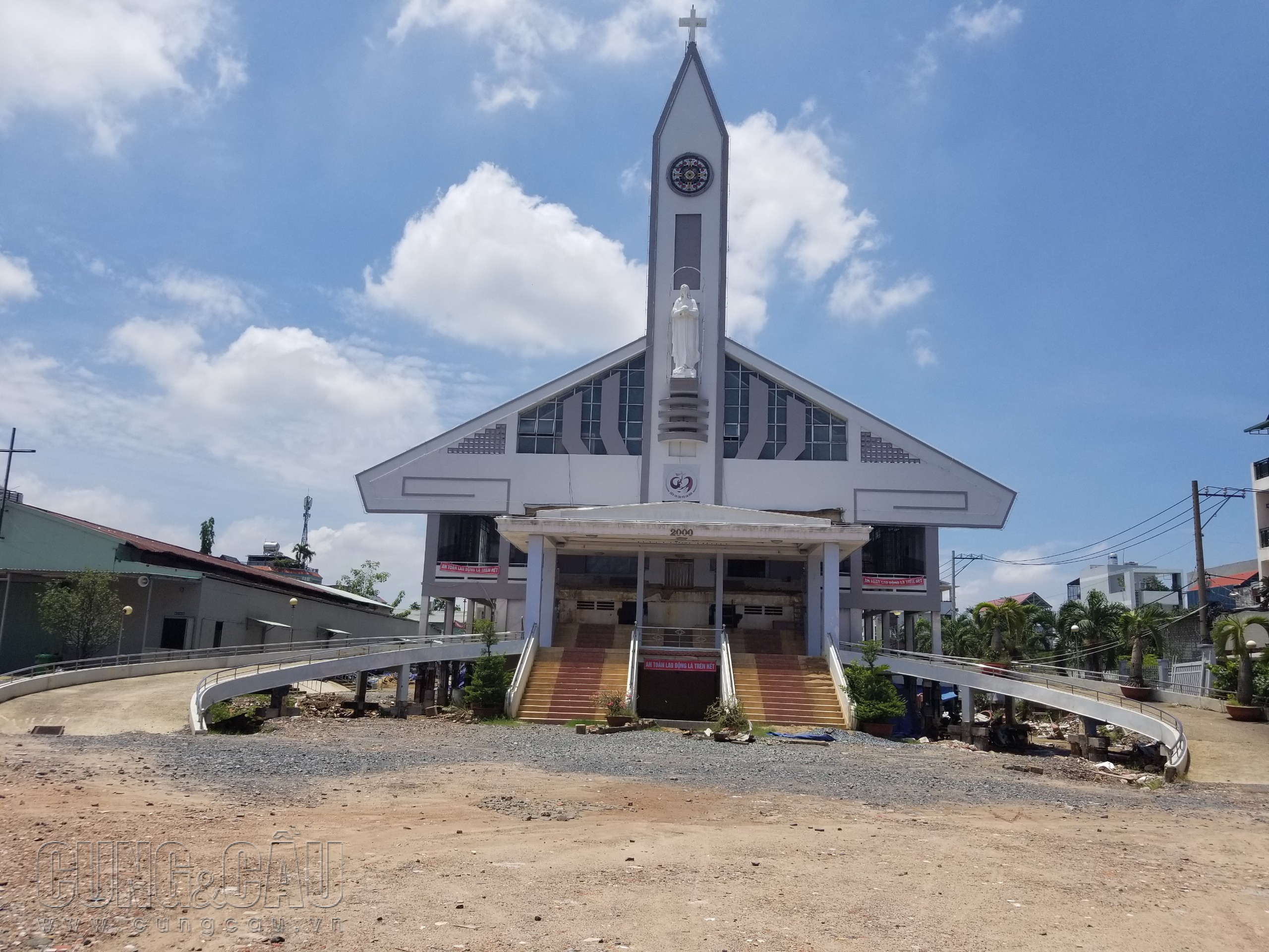 Giáo xứ Nữ Vương Hòa Bình tọa lạc trong khuôn viên hơn 4.000m2 tại quận Gò Vấp.
