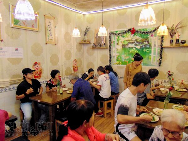 Quán buffet chay tùy tâm giữa lòng Sài Gòn: “Ăn tùy bụng, trả tùy tâm”