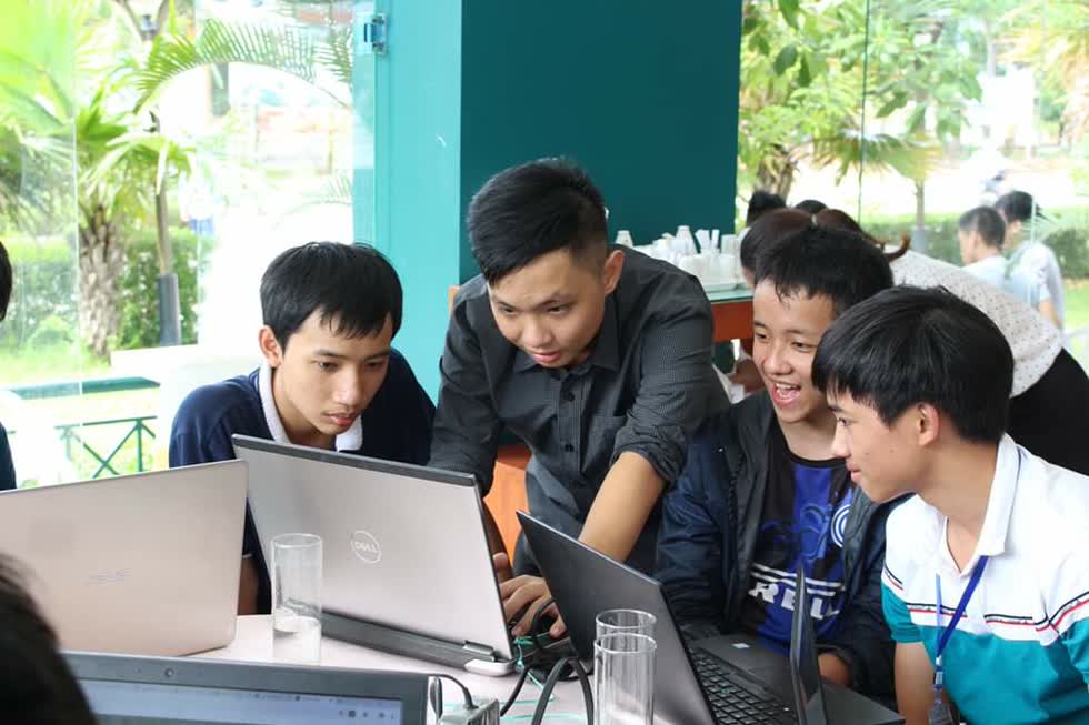 Ngọc Khánh tại một buổi hướng dẫn các bạn sinh viên chế tạo các thiết bị thông minh bằng iNut
