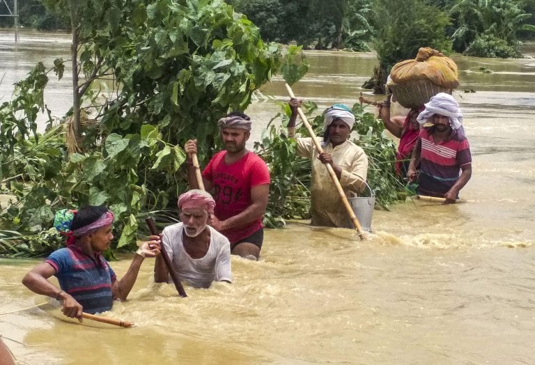Lũ lụt hoành hành ở Nam Á cướp đi sinh mạng hơn 100 người