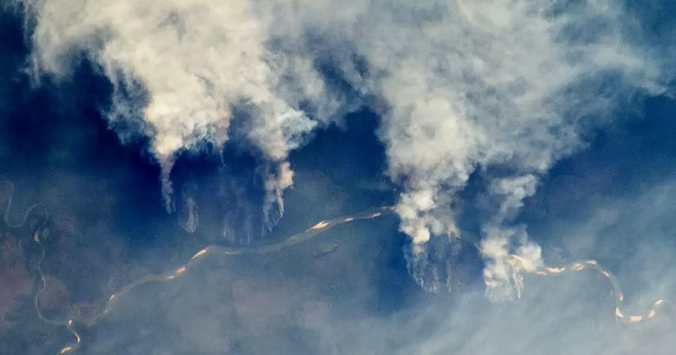   Toàn bộ đất nước Brazil như chìm trong bóng tối. Bầu trời bị bao phủ bởi lượng khói khổng lồ khi ngọn lửa quét qua phía Đông Bắc. Ảnh: Pinterest.  