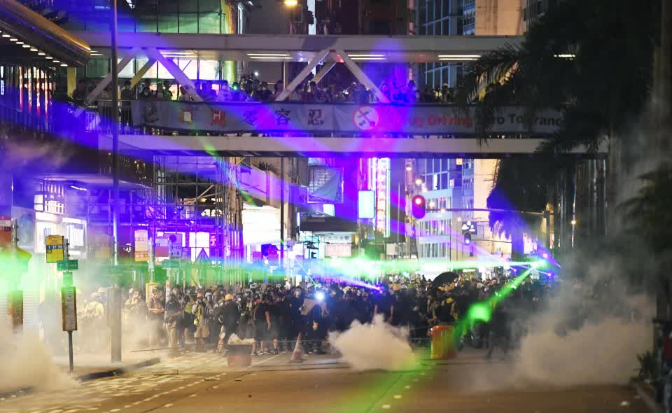 Người biểu tình ném bom xăng vào cảnh sát Hong Kong