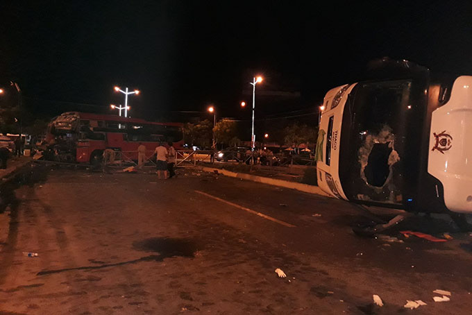 Hai xe khách tông nhau ở Khánh Hòa, 1 người chết, hàng chục người bị thương