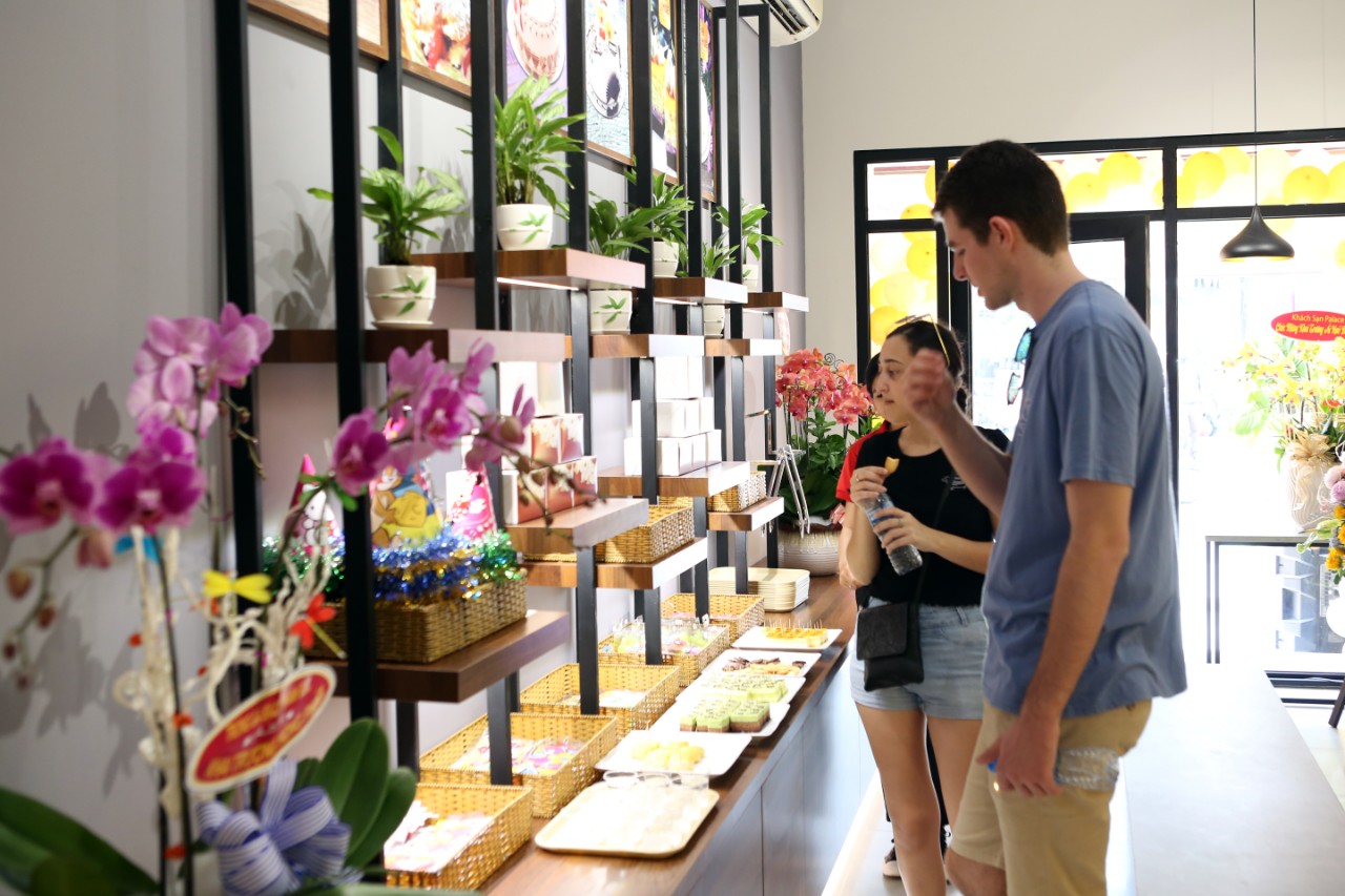 Ái Huê lấn sân thị trường bánh ngọt với chuỗi cửa hàng rộng khắp 