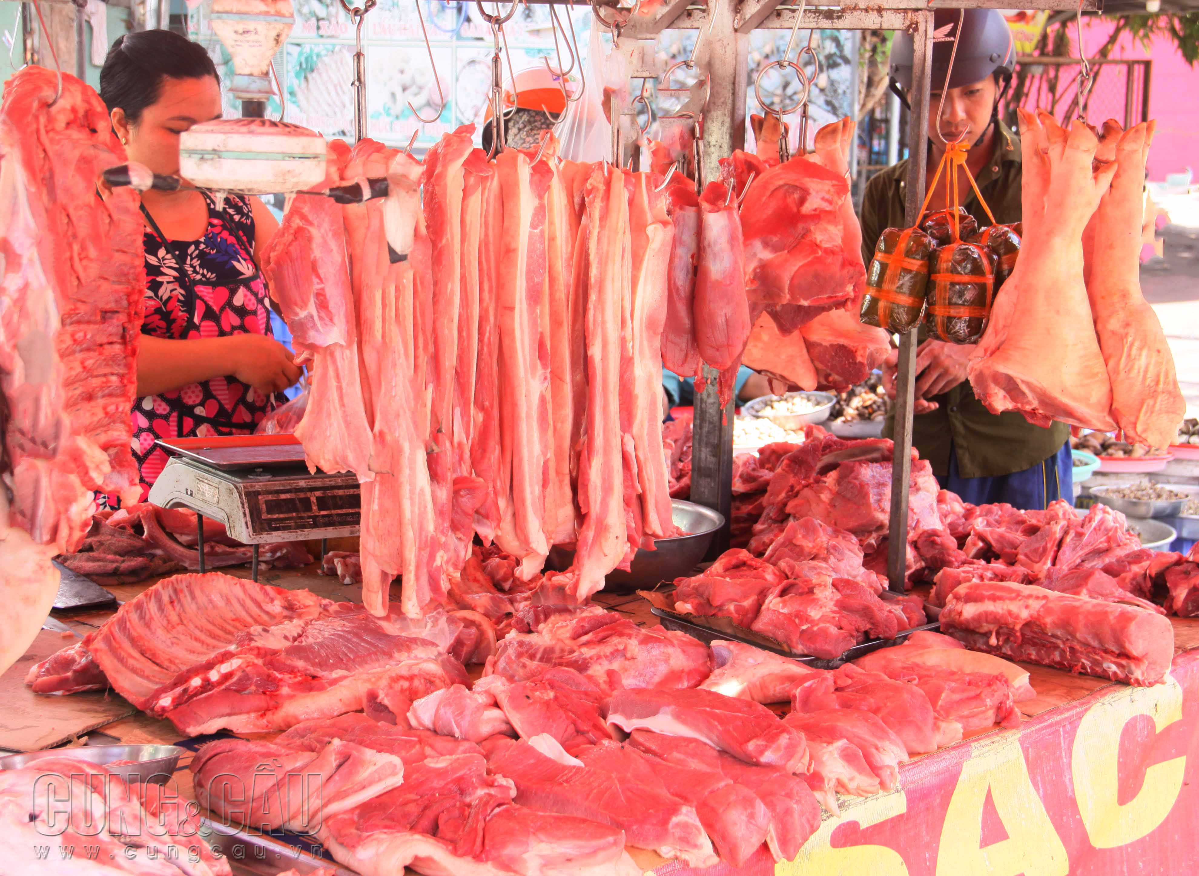 Giá thịt heo bán lẻ chưa bị ảnh hưởng bởi đợt tăng giá heo hơi từ các công ty.