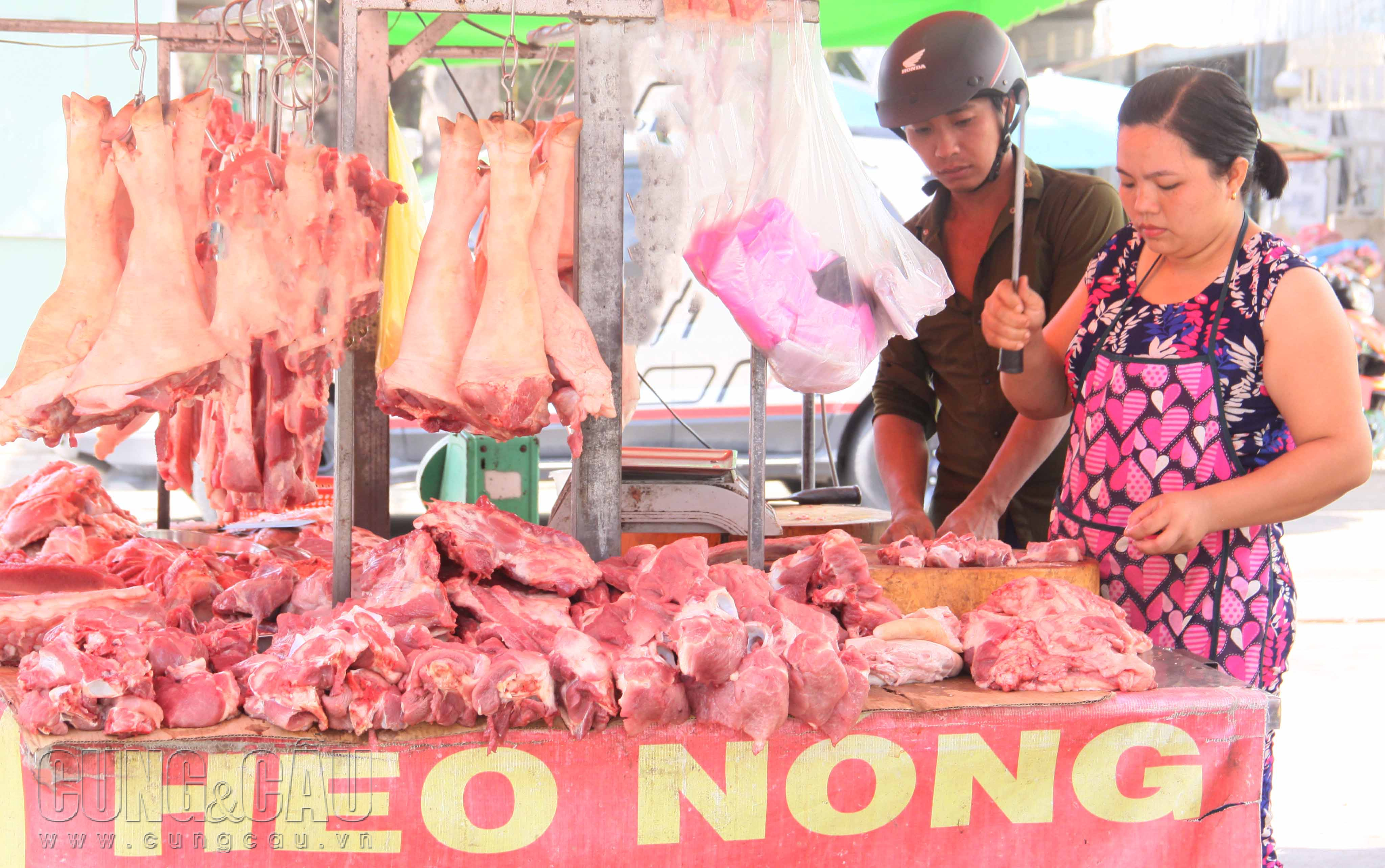 Giá thịt heo bán lẻ tại các chợ duy trì ở mức thấp.