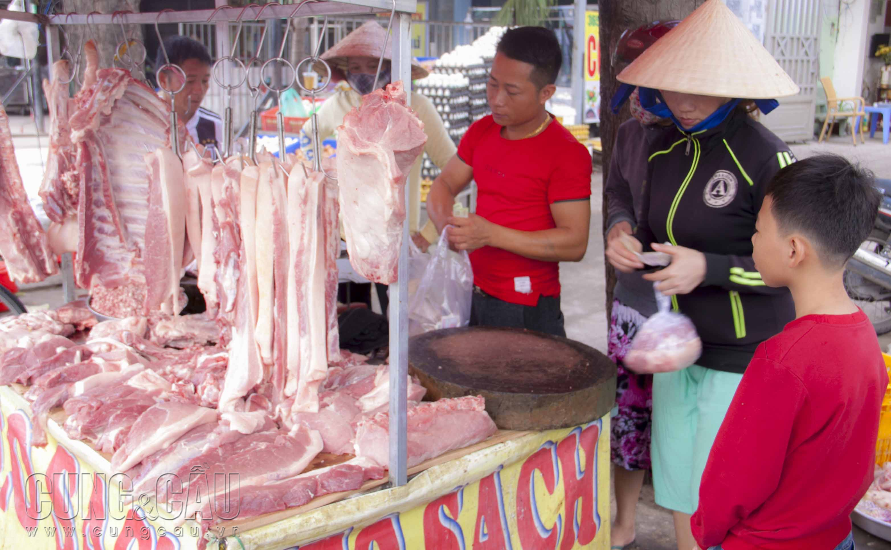 Giá thịt heo giảm tại các chợ đầu mối.