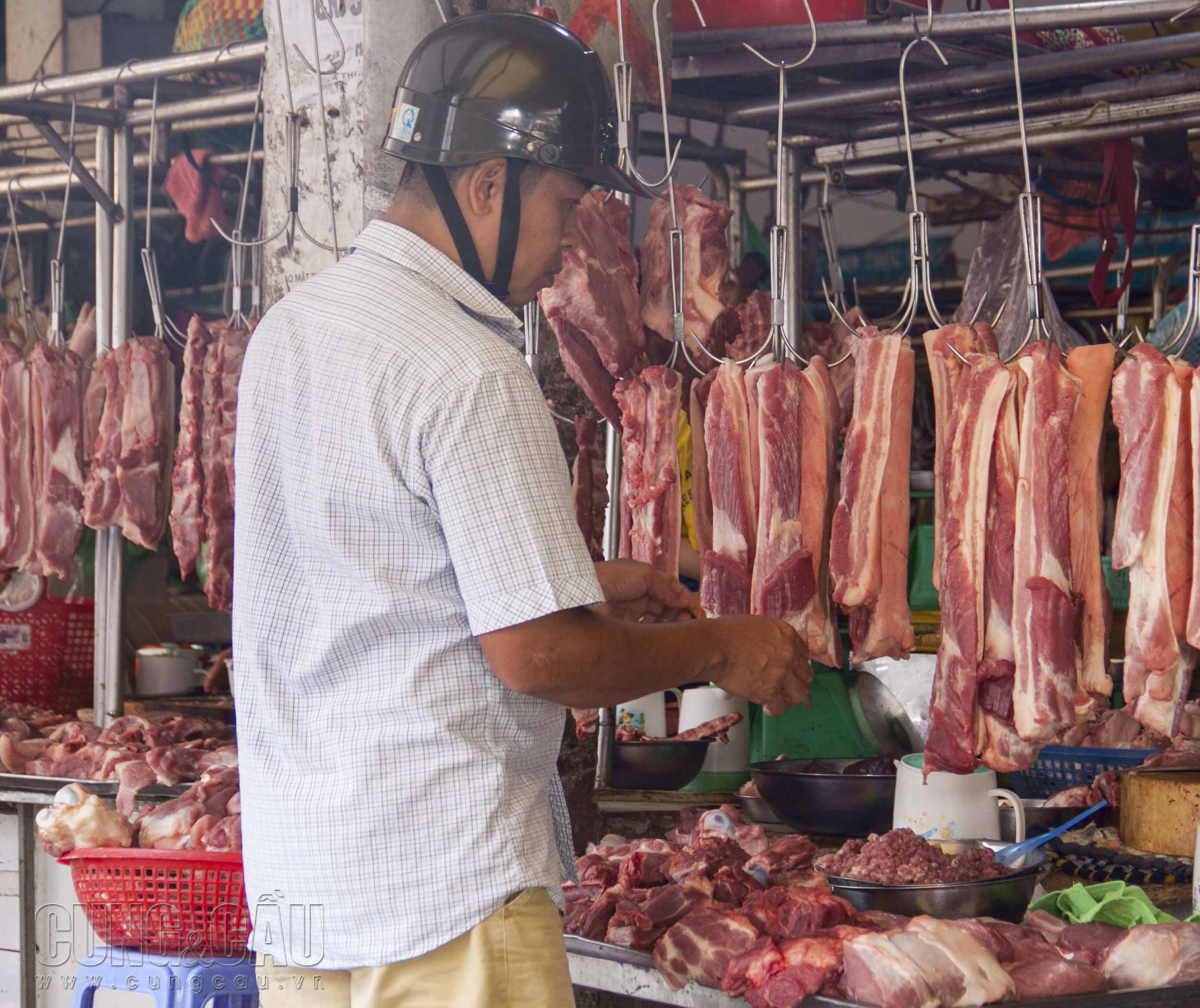 Dù giá thịt giảm mạnh tại các chợ đầu mối nhưng tại các chợ lẻ, siêu thị giá thịt vẫn cao.