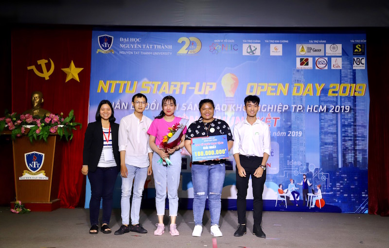 Ban tổ chức trao giải Nhất cho dự án Bột tảo Nguyên liệu của các bạn sinh viên đến từ khoa Kỹ thuật Thực phẩm và Môi trường – ĐH Nguyễn Tất Thành.