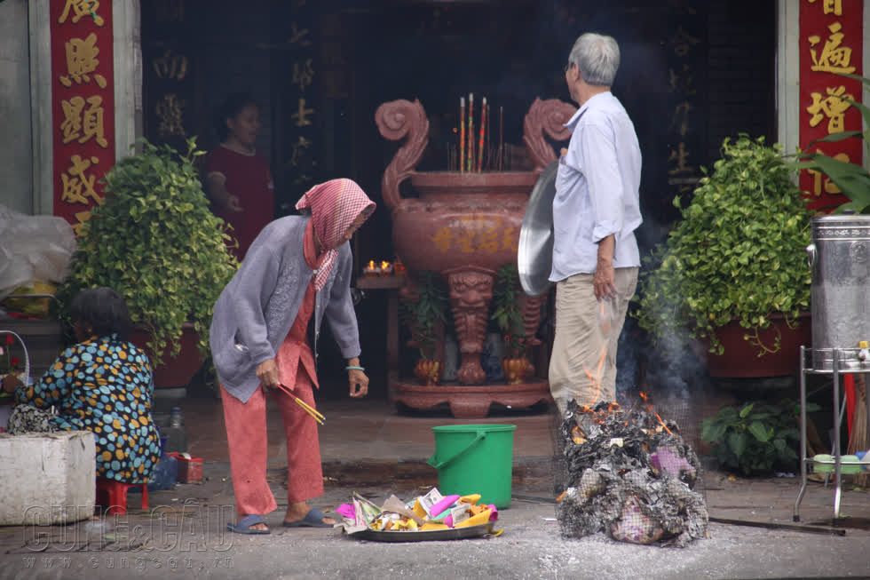 Hôm nay người dân bắt đầu lên chùa thắp hương cúng rằm tháng 7