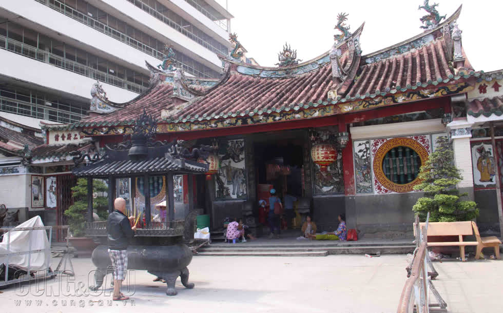 Chùa Ông (đường Nguyễn Trãi, phường 11, quận 5) được người Hoa xây dựng, nét kiến trúc cổ kính vẫn còn được giữ nguyên.