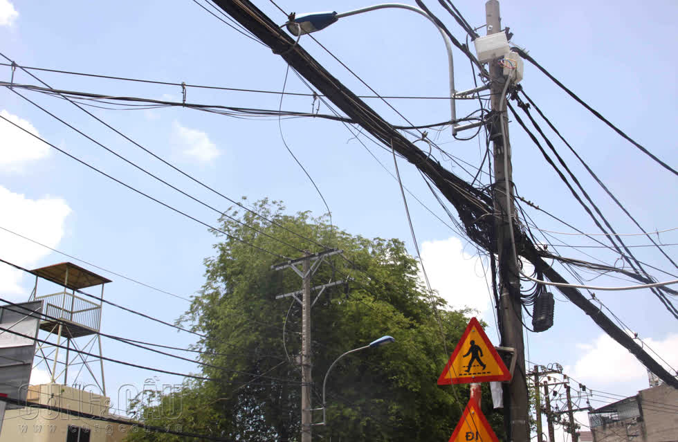 Một sợi dây điện rơi lủng lẳng trên đường Nguyễn Văn Nghi, Gò Vấp