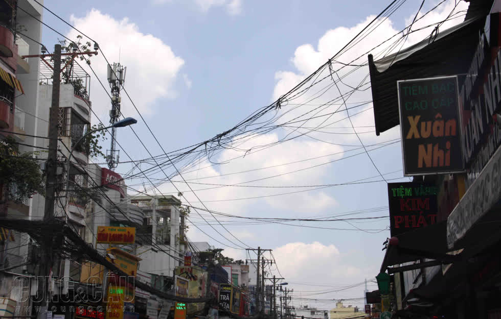 Mạng lưới điện chằng chịt không chỉ gây nguy hiểm cho người dân mà còn làm xấu bộ mặt đường phố