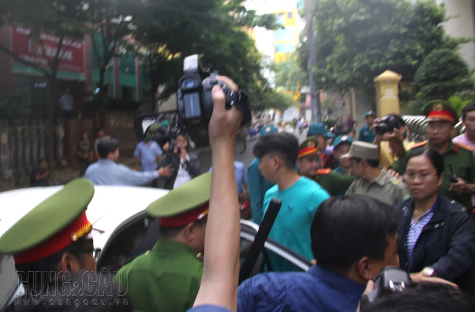 Bị can Nguyễn Hữu Linh đến tòa bằng ô tô hạng sang