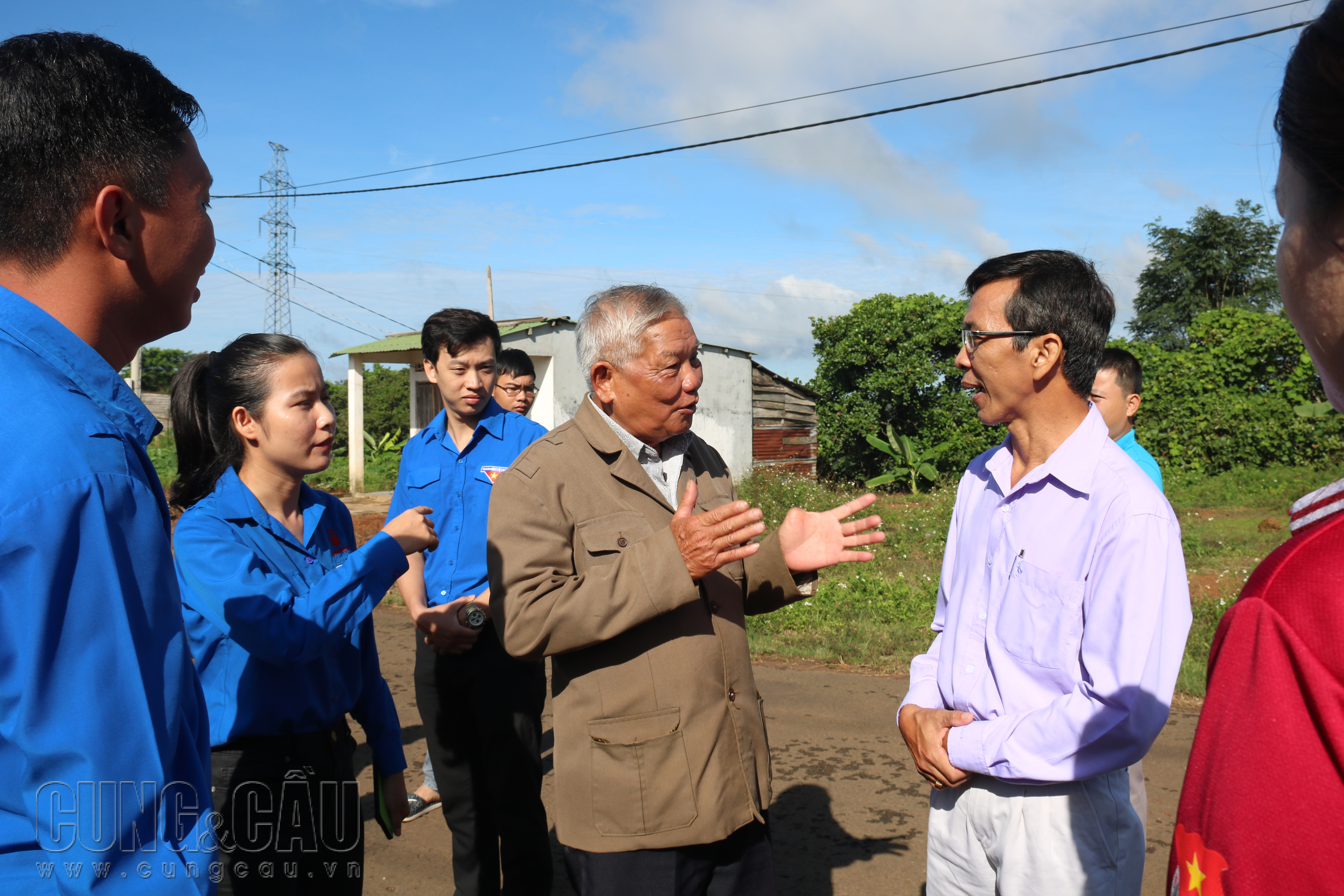 Các bạn Đoàn viên thăm hỏi và tìm hiểu về Khu di tích lịch sử thôn Cây Xoài thị xã Gia Nghĩa, tỉnh Đắk Nông.
