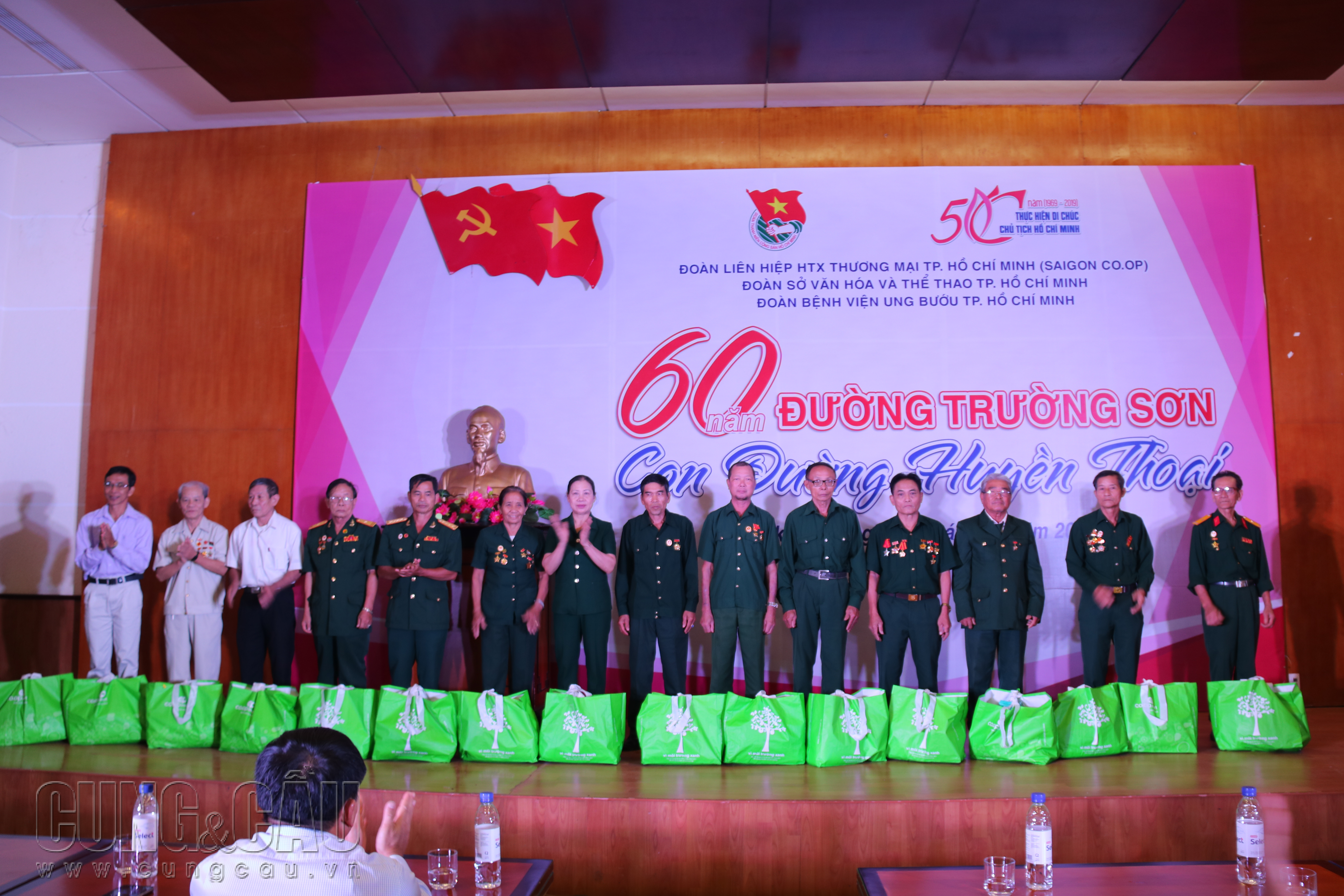 Anh Bùi Tấn Vĩnh đại diện tuổi trẻ Saigon Co.op dành tặng các phần quà cho các cô chú cựu bộ đội thanh niên xung phong.