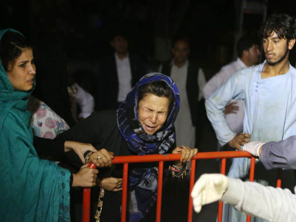Một người phụ nữ đau buồn trước cửa bệnh viện sau vụ đánh bom tự sát.