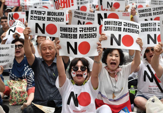   Ngày 3/8, nhiều người Hàn Quốc đã biểu tình ngoài Đại sứ quán Nhật Bản tại Seoul. Ảnh: AFP  