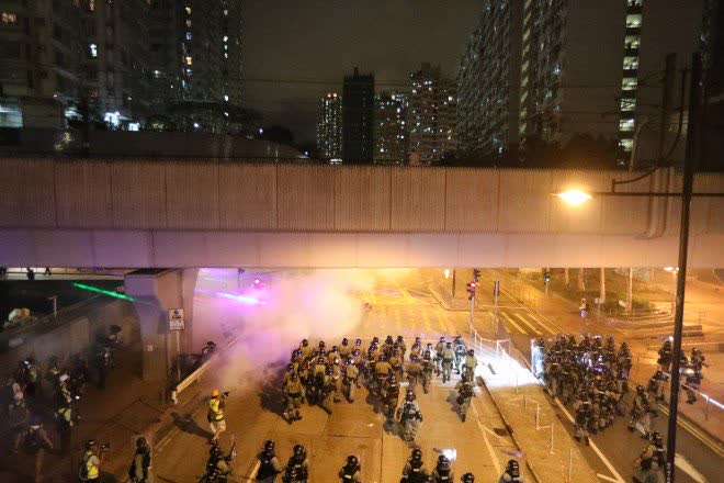 Người biểu tình ném bom xăng vào cảnh sát Hong Kong