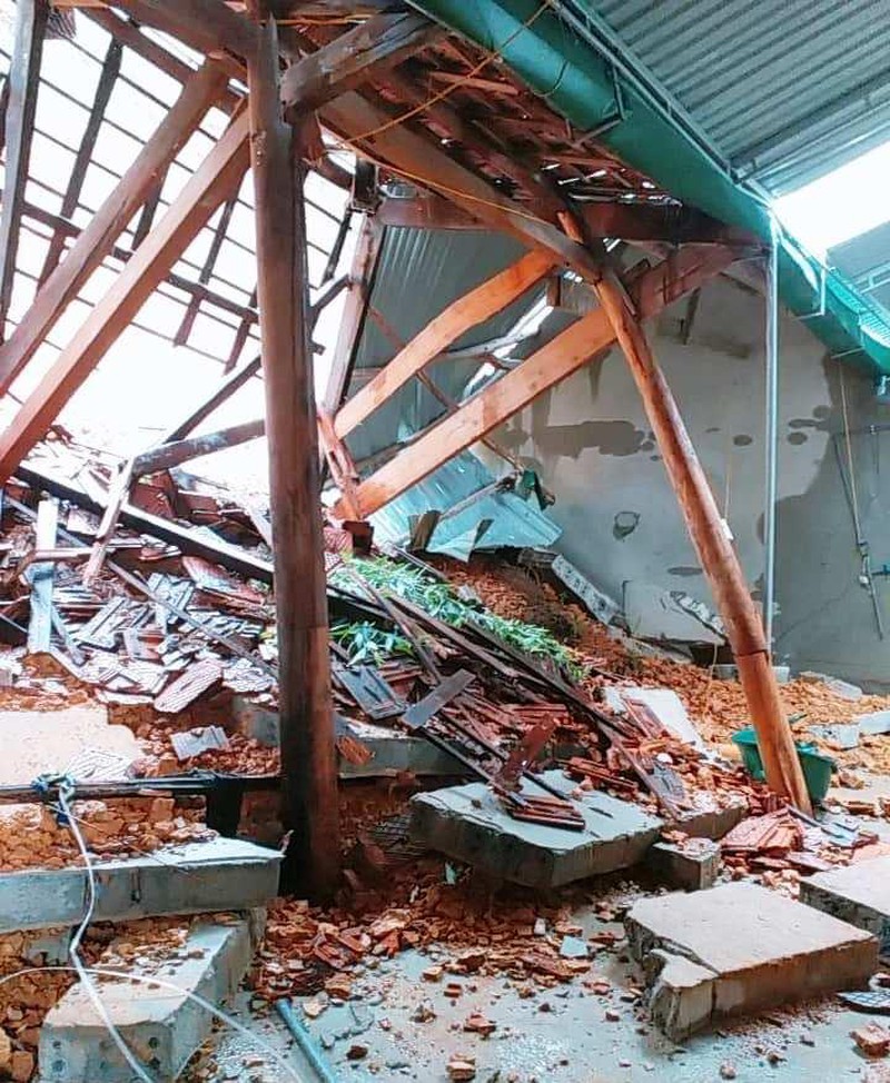 Mưa lớn gây sạt lở đất làm sập gãy đổ nhà của người dân xã Nam Lộc (huyện Nam Đàn, Nghệ An).
