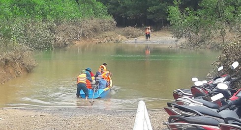 Mưa lớn nhiều ngày qua, nhiều nơi ở huyện Minh Hóa bị nước lũ chia cắt.