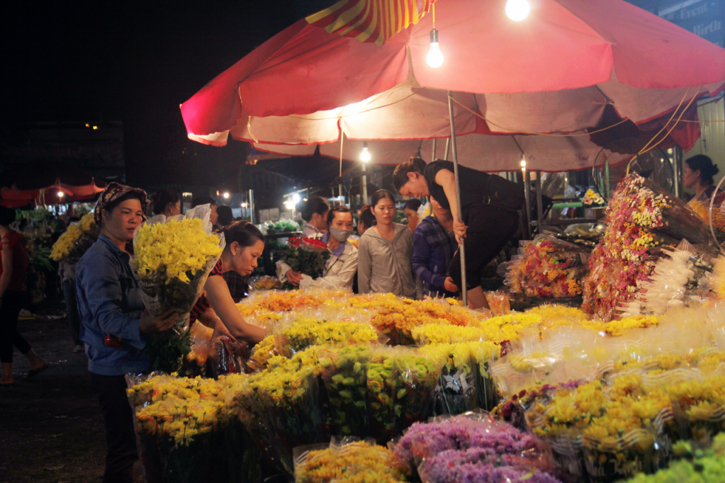 Giá hoa tươi tăng mạnh dịp Lễ Vu Lan, người dân đi chợ đêm để chọn hoa tươi