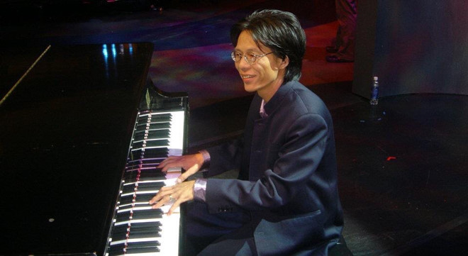 Nhạc sĩ Nguyễn Quang bên cây đàn