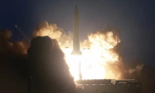 Tên lửa Triều Tiên rời bệ phóng ngày 6/8. Ảnh: KCNA.