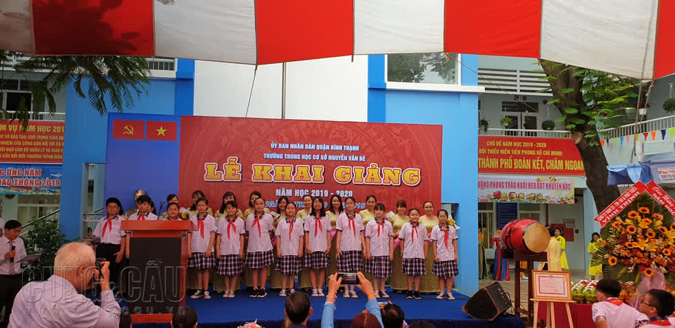 Trường THCS Nguyễn Văn Bé tại quận Bình Thạnh sáng nay tổ chức lễ khai giảng long trọng.