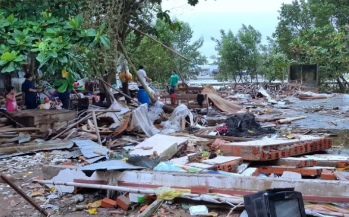 Cư dân ven biển Cà Mau mất nhà vì giông lốc.