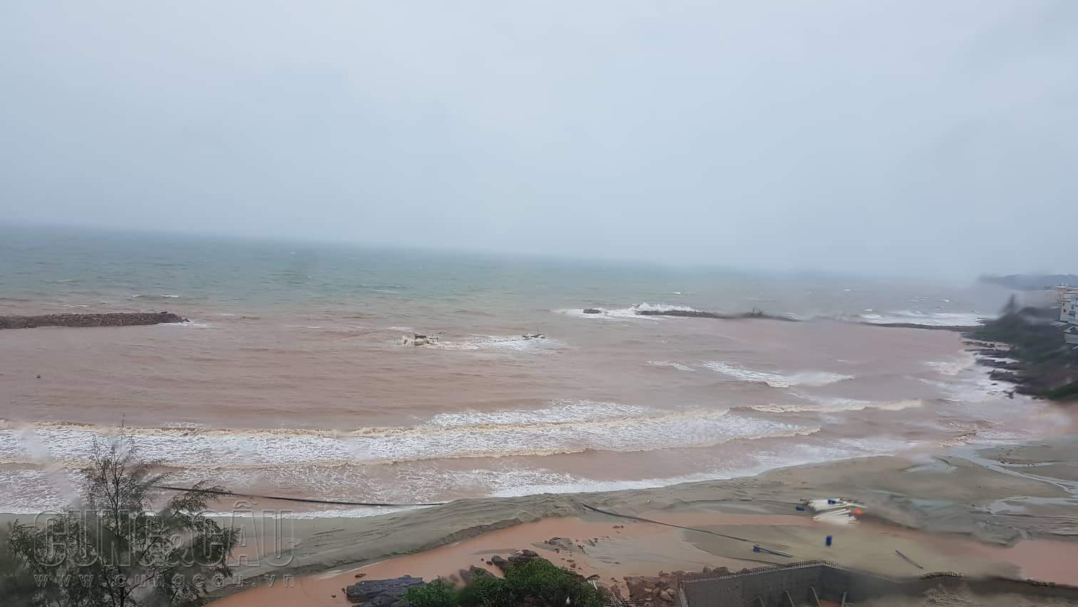 Do mưa bão liên tục, đảo Phú Quốc ảnh hưởng nặng nề, ven biển bờ cát bị sụt lún, tàu thuyền buộc ngừng ra khơi.