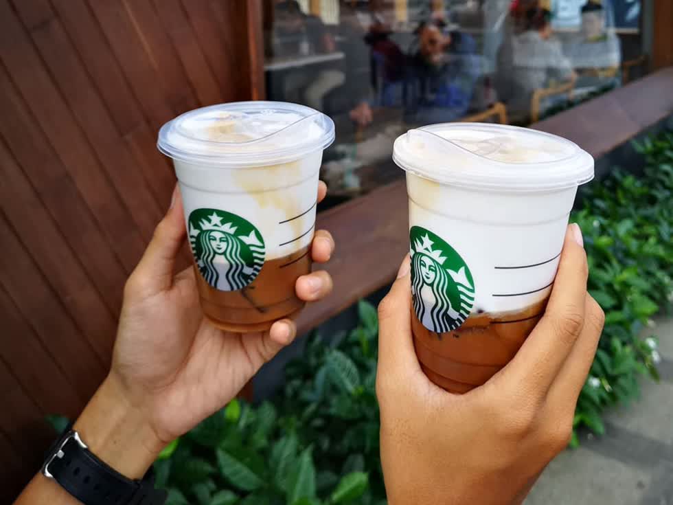   Đối với nước uống đem đi, giải pháp của Starbucks là tạo ra một nắp bảo vệ được thiết kế phù hợp cho người dùng thưởng thức nước uống, trong khi vẫn đảm bảo những tác động của môi trường ảnh hưởng vào bên trong. Nắp này sử dụng nhựa có khả năng tái chế được. Tại Việt Nam, Starbucks đang triển khai ly nước dạng này cho món Cold Foam Cascara Cold Brew.  