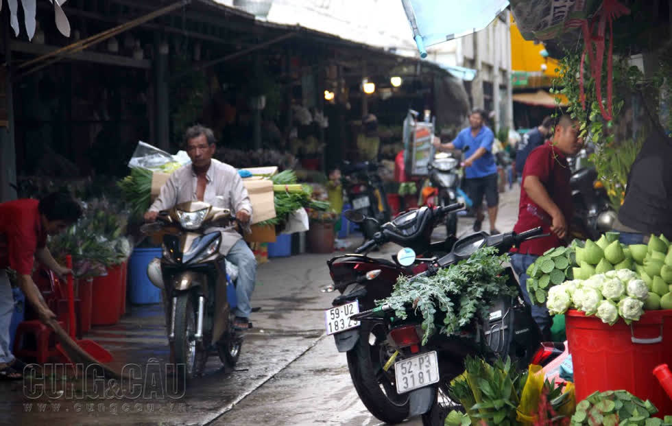 Trong 3 ngày qua, số lượng hoa nhập về chợ Hồ Thị Kỷ tăng gấp đôi so ngày thường.