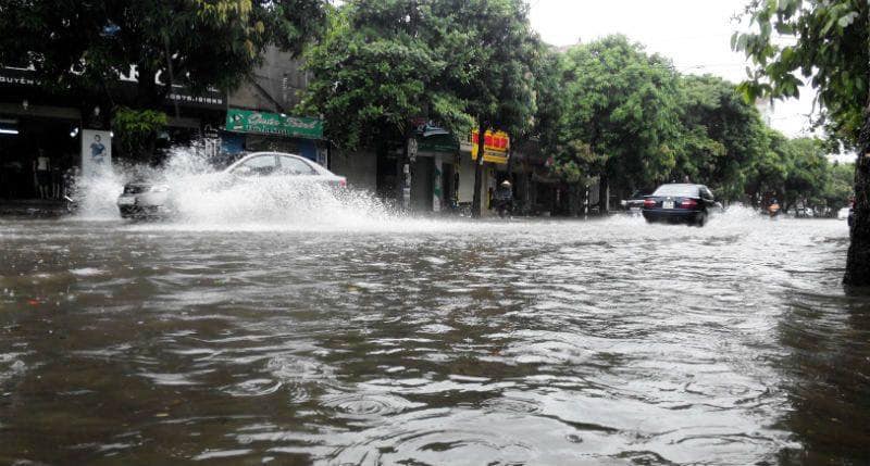 Tại cầu Bến Thủy, nước sông Lam cũng bắt đầu dâng cao do mưa thượng nguồn, tràn vào một số nhà dân ở phường Bến Thủy. Người dân phải kê đồ đạc để tránh ngập lụt làm hư hỏng tài sản.