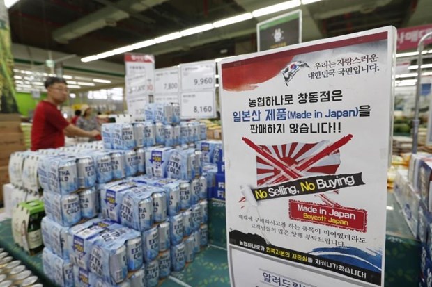   Theo Nikkei Asia Review, Chính phủ Nhật Bản sẽ “bật đèn xanh” cho việc xuất khẩu các lô hàng nguyên liệu đầu tiên phục vụ sản xuất thiết bị bán dẫn sang Hàn Quốc,  sau khi Tokyo ban hành quy định mới siết chặt quản lý hoạt động xuất khẩu. Ảnh minh họa. (Nguồn: LAT)  
