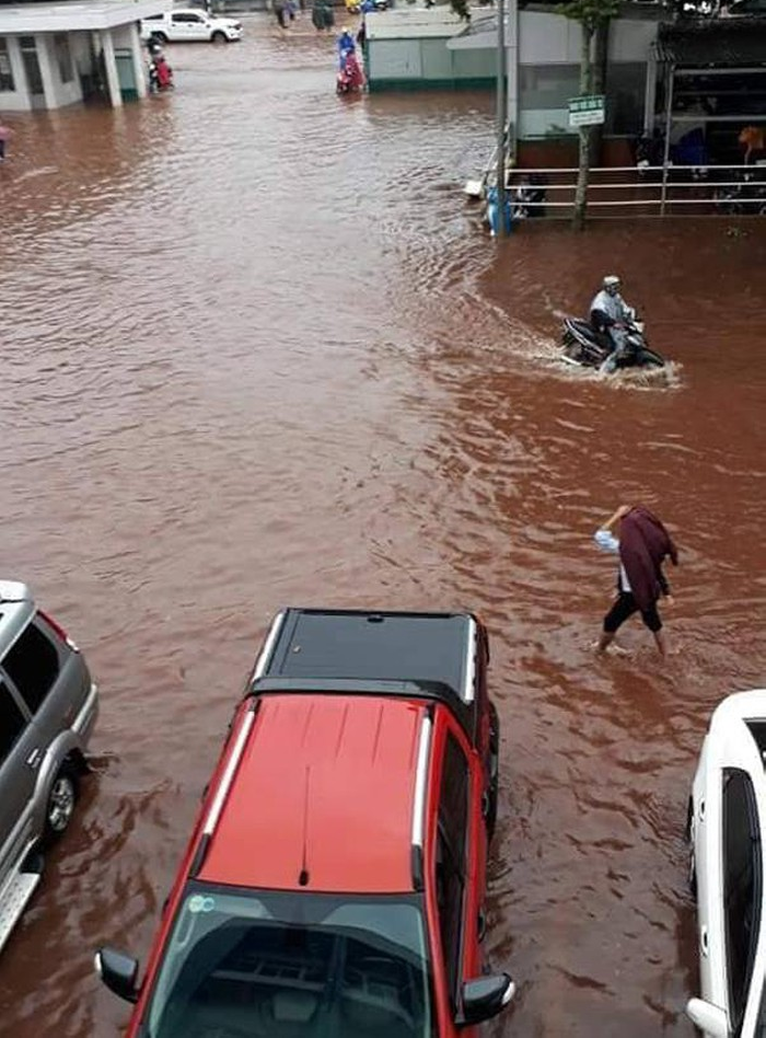 Bệnh viện Thiện Hạnh ở Đắk Lắk bị “thất thủ” vì mưa lũ. (Ảnh: VOV)