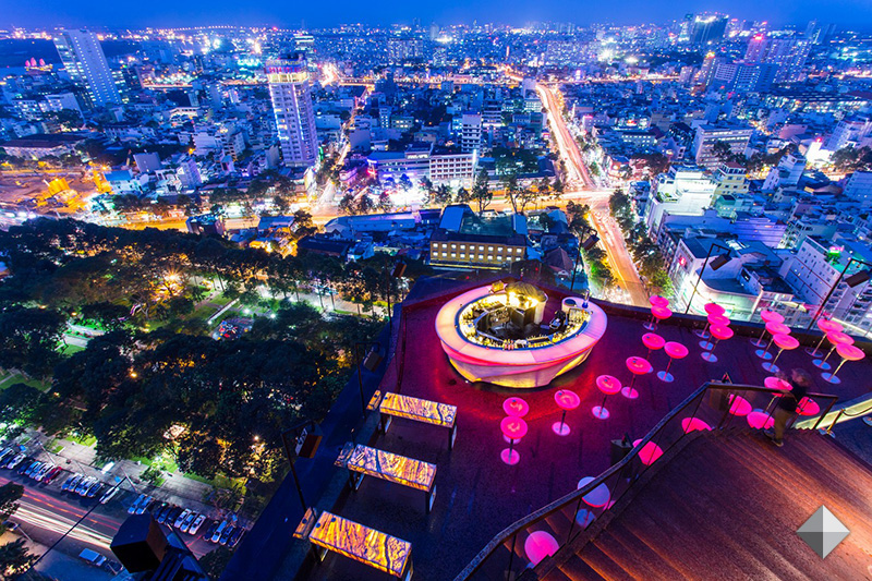 Chill Sky Bar Tầng 26-27, AB Tower, 76A Lê Lai, quận 1 là một trong những quán nổi tiếng nhất Sài Gòn vì nằm ở ngay trung tâm thành phố. Đêm 30 Tết Âm lịch, ngày Quốc khánh nơi đây cũng tổ chức sự kiện đón năm mới, ngắm pháo hoa và nhạc hội sôi động. Với diện tích lên đến 3.000m2, du khách có thể tìm cho mình một vị trí đẹp để có thể nhìn toàn cảnh thành phố trong đêm giao thừa. 